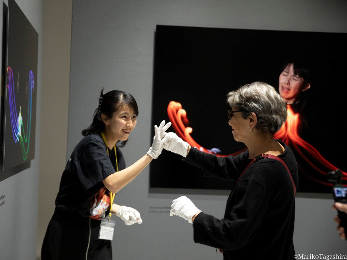 手話で歌う子どもたち