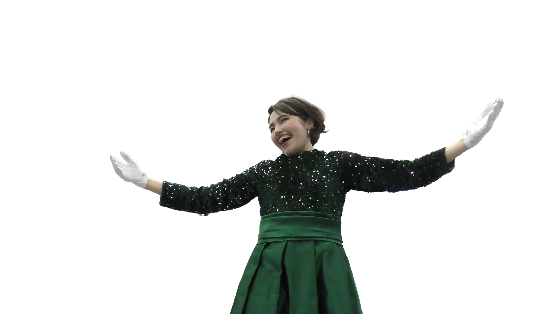 舞台で演奏する多様な子どもたちの合唱団